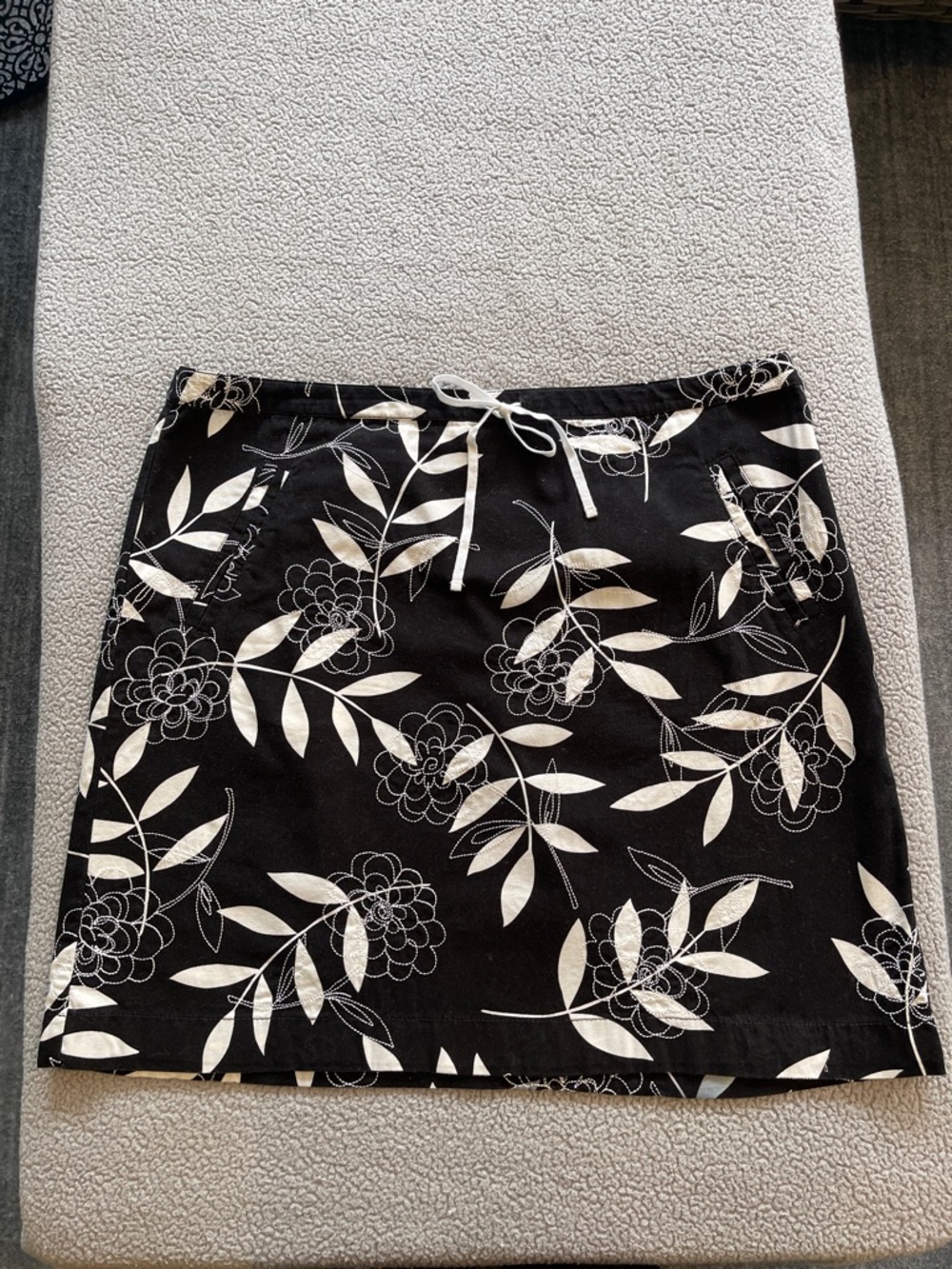 LOFT Black and White Skirt with Floral Print Size 14